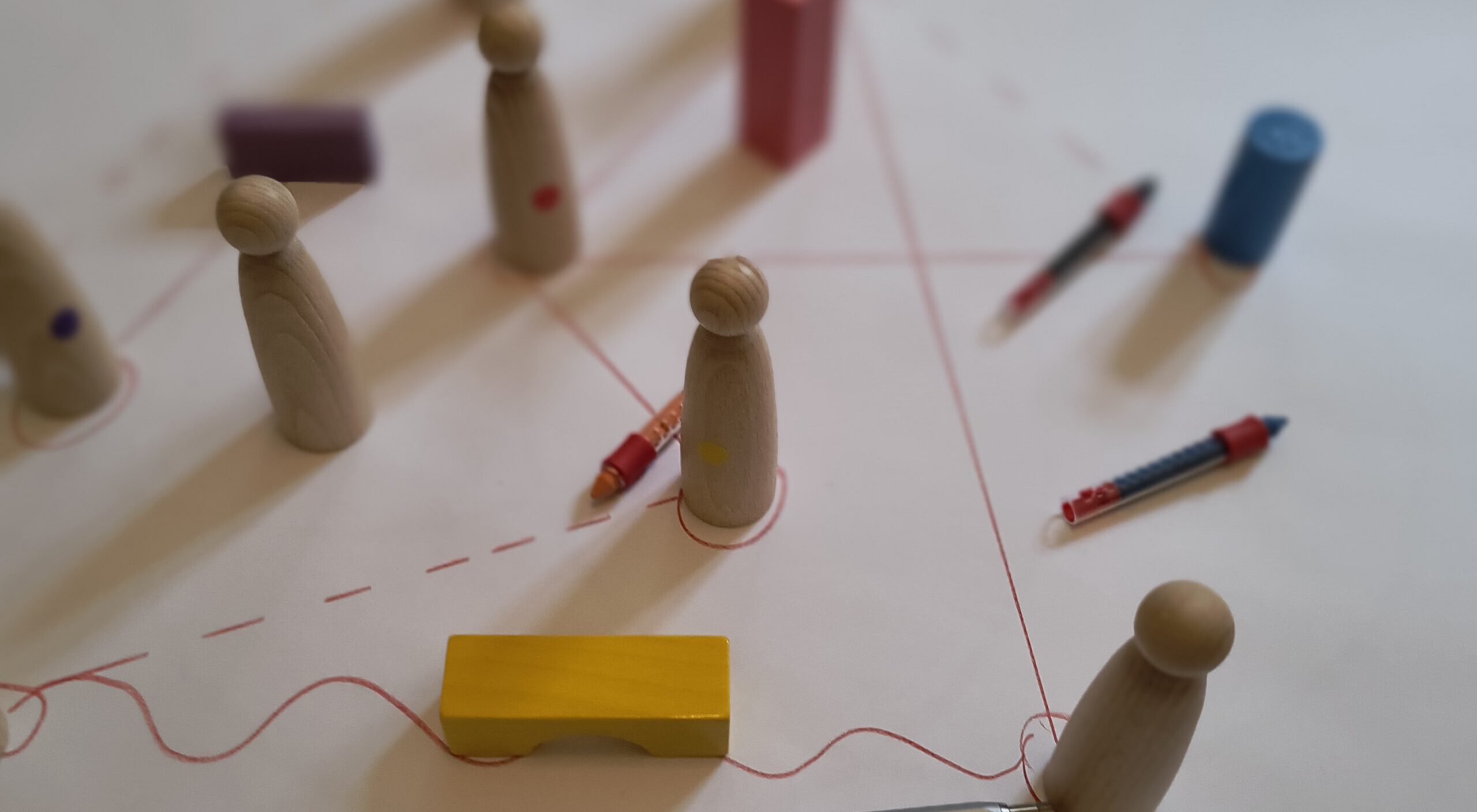 Systemaufstellung mit Holzfiguren als Stellvertreter